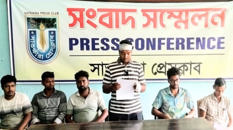 "ভাড়ার টাকা চাওয়াই কাল: সাতক্ষীরায় মালিক ও তার ভাইকে কুপিয়ে জখম করল ট্রাক্টর চালক"