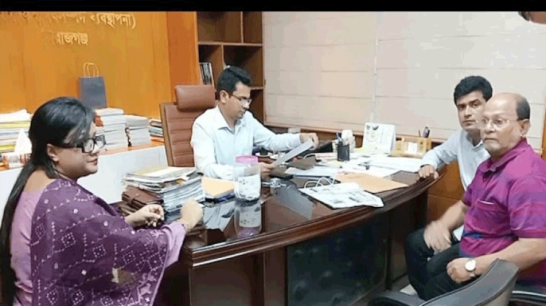 সিরাজগঞ্জ জেলা প্রশাসক কার্যালয়ে পুরাতন কাপড় আমদানি  লটারি  অনুষ্ঠিত