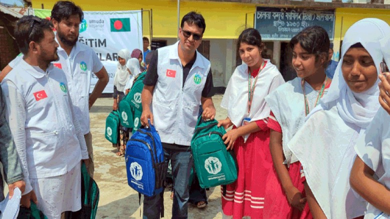 মোংলায় ১৫০ জন শিক্ষার্থীর মাঝে শিক্ষা উপকরণ বিতরণ
