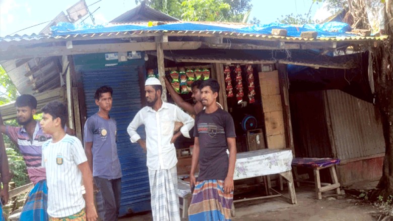 সরকারি জায়গা দখলমুক্তের পরও রাস্তার মুখে দোকান, আওয়ামীলীগ নেতার বিরুদ্ধে অভিযোগ