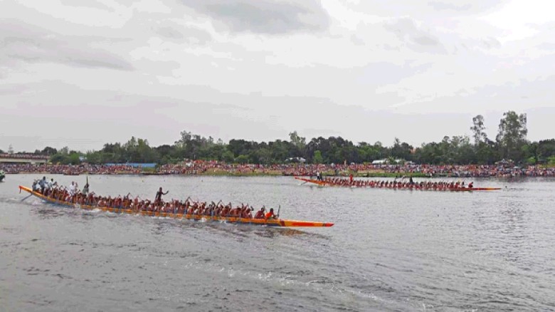 উল্লাপাড়ায় করতোয়া নদীতে নৌকা বাইচের ফাইনাল, হাজারো দর্শনার্থীর ঢল