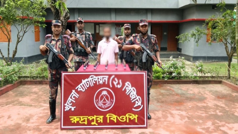 শার্শার রুদ্রপুরে ২০ বোতল ভারতীয় উইনিক্স সিরাপসহ গ্রেফতার-১