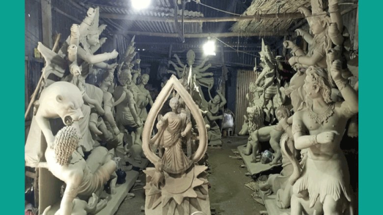রায়গঞ্জের পালপাড়ায় সরস্বতী-দুর্গাপূজার প্রতিমা তৈরিতে ব্যস্ত কারিগররা