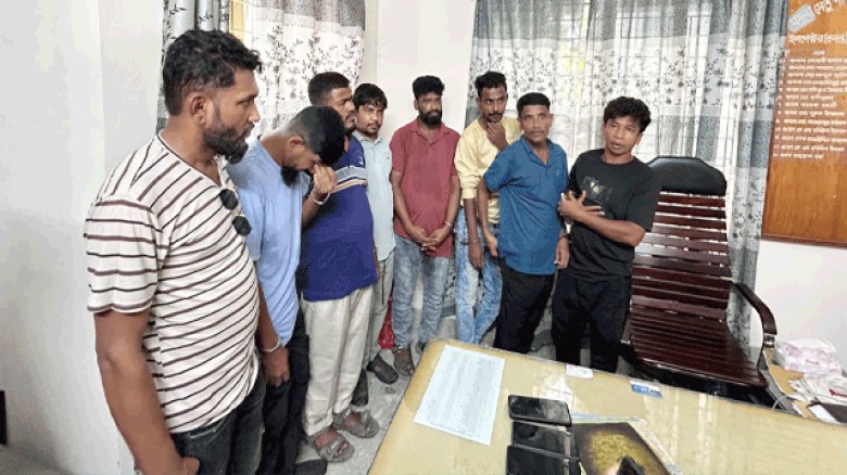 বগুড়া জেলা থেকে  চুরি  যাওয়া ২৫ লাখ টাকার মোবাইল সহ, চোর চক্রের ৮ সদস্য সিরাজগঞ্জে গ্রেপ্তার