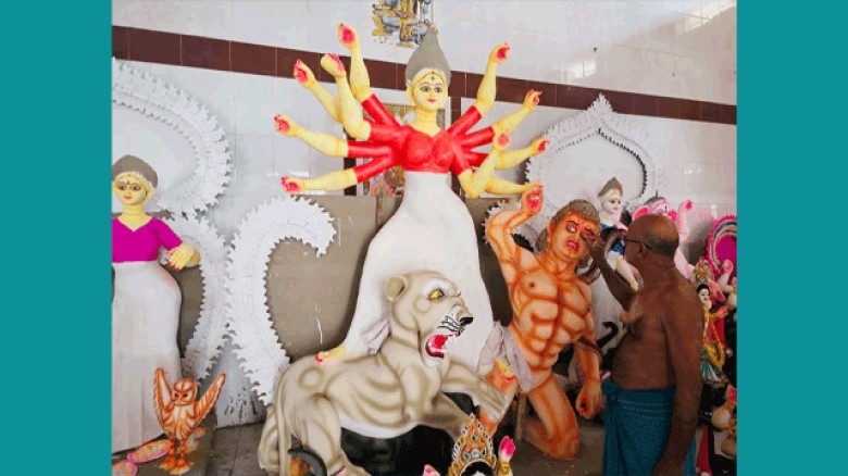 লাকসামে প্রতিমা তৈরিতে  ব্যস্ত মৃৎ শিল্পীরা