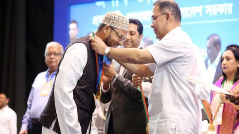 প্রধানমন্ত্রীর হাত থেকে ‘শ্রেষ্ঠ গুণী শিক্ষক’ সম্মাননা পেলেন পাবনার ইমরান হুসাইন।