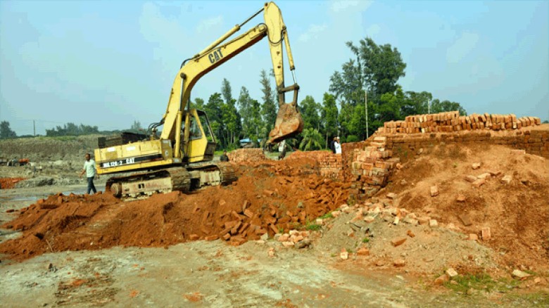 সুবর্ণচরে কৃষিজমিতে অবৈধ ইটভাটা গুঁড়িয়ে দিল প্রশাসন, জরিমানা ২ লাখ